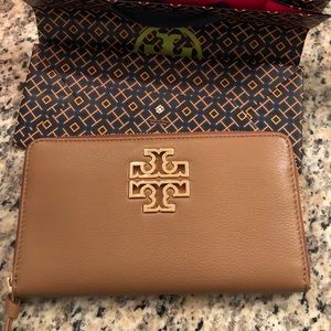 New Tory Burch Britten Zip Continental Wallet